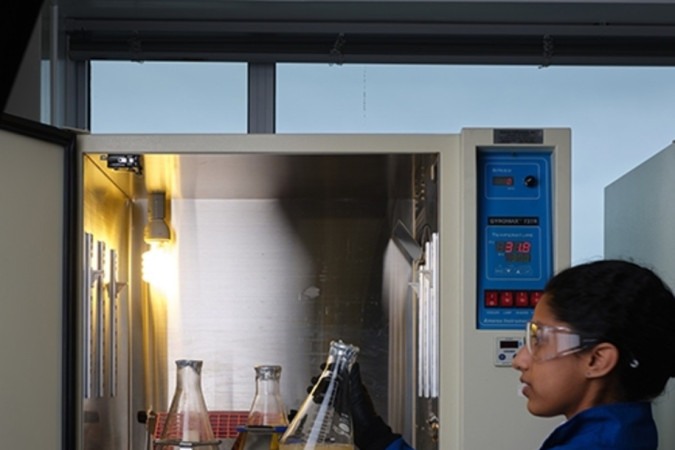 A estudante Sahiti Tamirisakandala analisa o material orgânico durante o processo de fermentação - (crédito: RPI/Dakota Pace)
