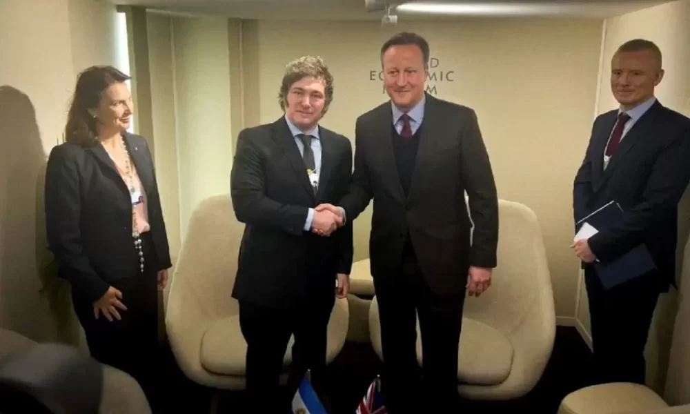 O presidente argentino, Javier Milei (à esquerda), cumprimenta o secretário de Relações Exteriores britânico, David Cameron, no Fórum Econômico Mundial em Davos, Suíça, em 17 de janeiro de 2024 (Pablo SAN ROMAN/AFP)