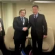 O presidente argentino, Javier Milei (à esquerda), cumprimenta o secretário de Relações Exteriores britânico, David Cameron, no Fórum Econômico Mundial em Davos, Suíça, em 17 de janeiro de 2024 (Pablo SAN ROMAN/AFP)