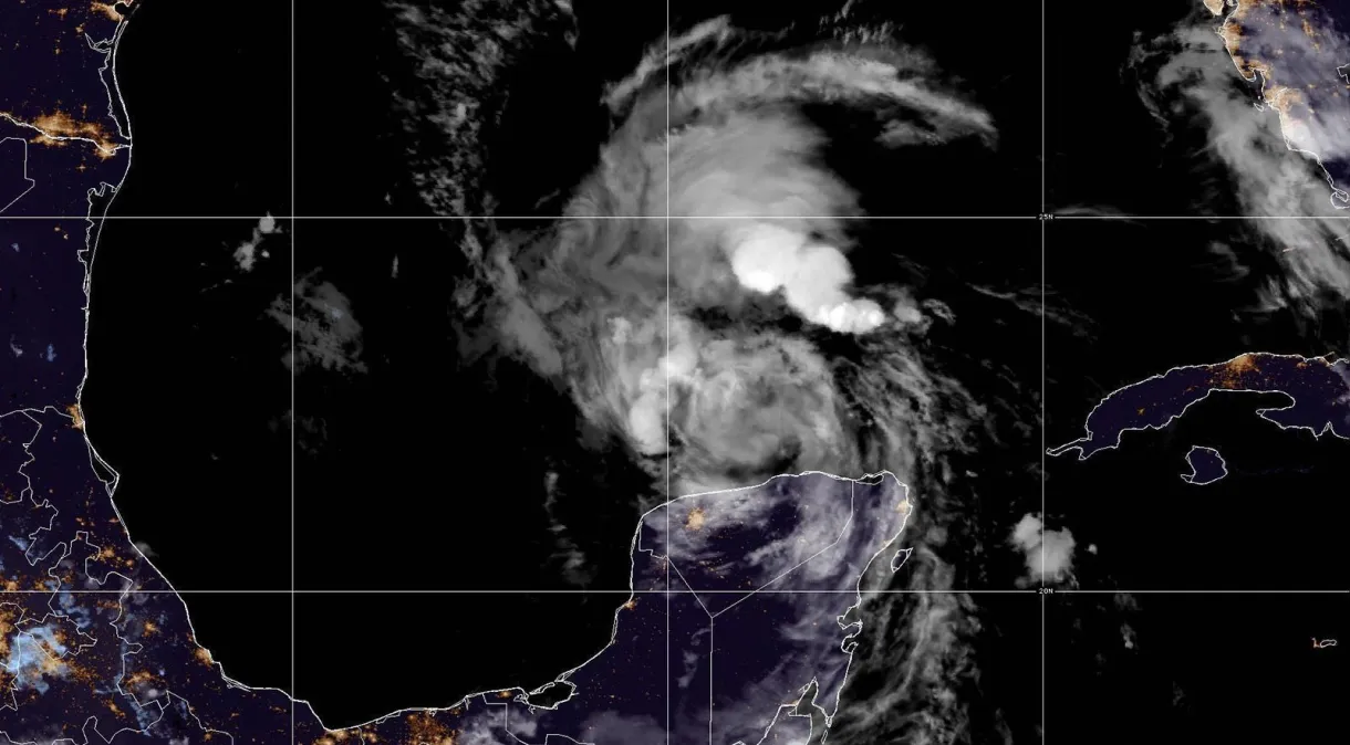 Furacão Beryl chega ao Texas, nos Estados Unidos NOAA via CNN Newsource