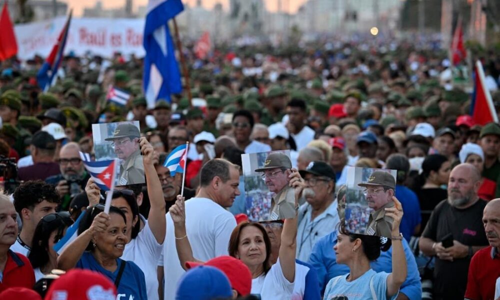 Protesto em frente à embaixada americana em Havana apoia Raúl Castro