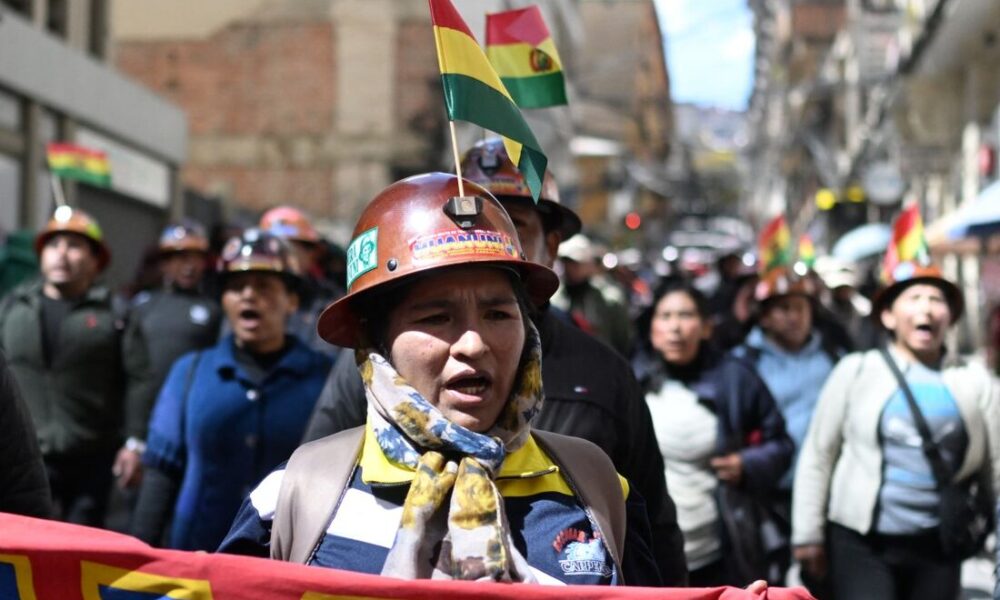 Trabalhadores bolivianos fazem protesto em La Paz apesar do apelo do governo para diálogo