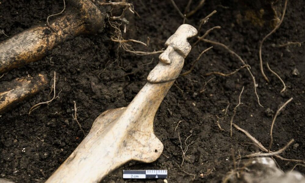 Descoberta tumba pré-inca com restos humanos e oferendas em Kuélap, Peru