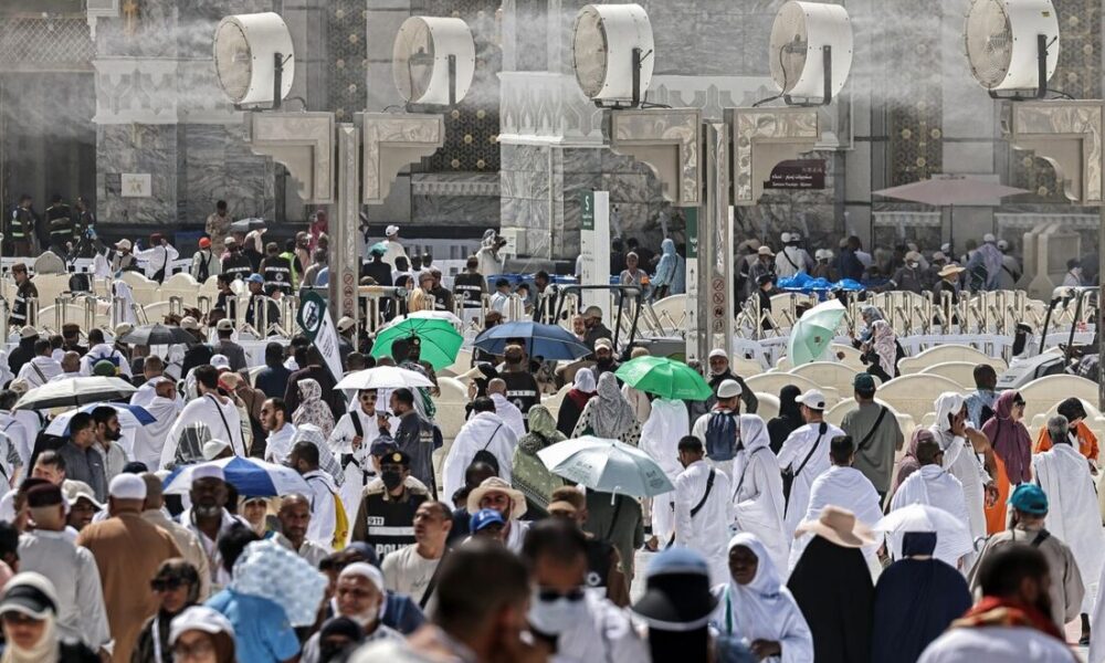 Fiéis enfrentam o calor intenso no Monte Arafat durante hajj