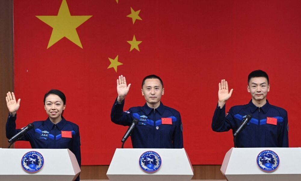 China manda astronauta para o espaço por um ano em missão lunar