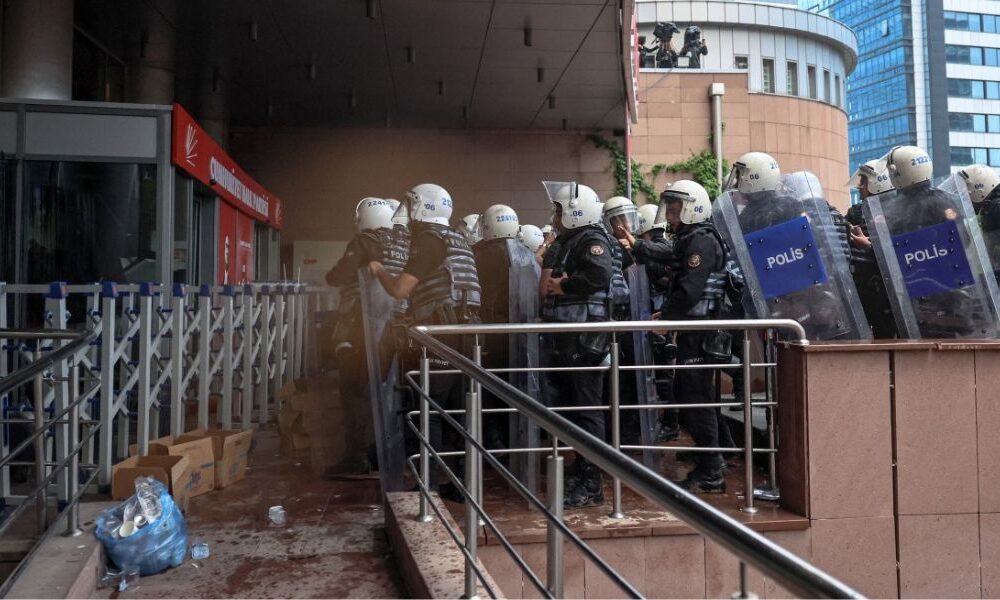 Polícia assume sede do maior partido da oposição na Turquia