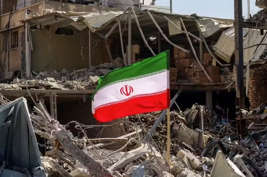 Irã ataca base dos EUA no Kuwait em resposta a ofensiva americana