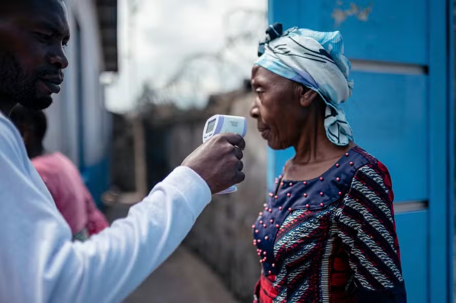 Ebola ameaça 10 países africanos, alerta agência de saúde