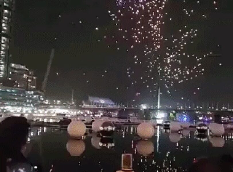 Queda de quase 90 drones suspende show na Austrália