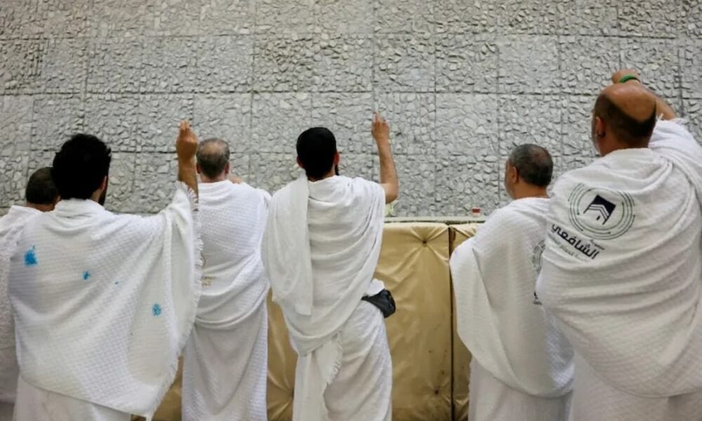 Muçulmanos realizam ritual de apedrejamento do diabo na peregrinação