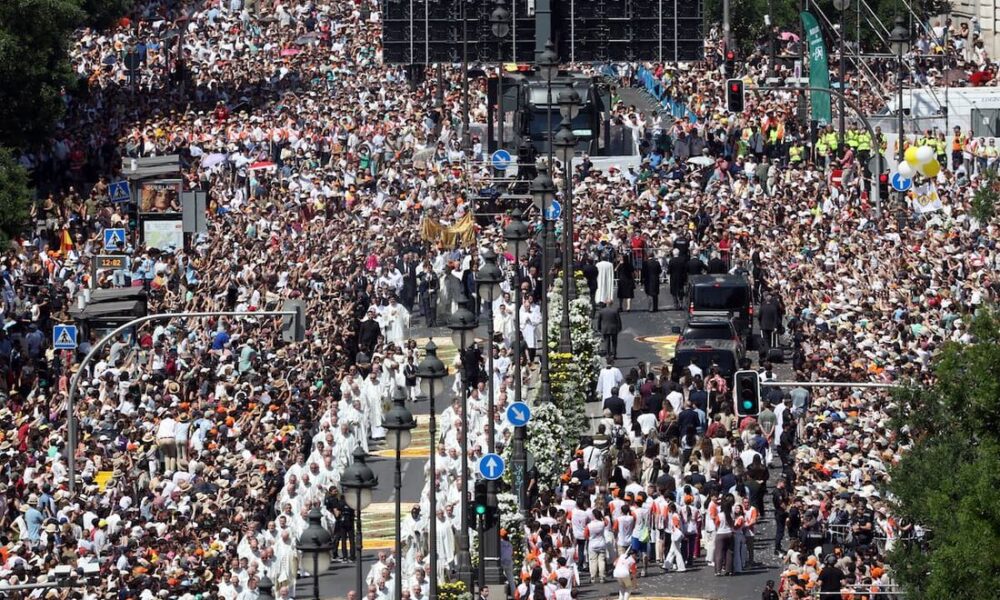 Papa Leão XVI celebra missa para multidão em Madri