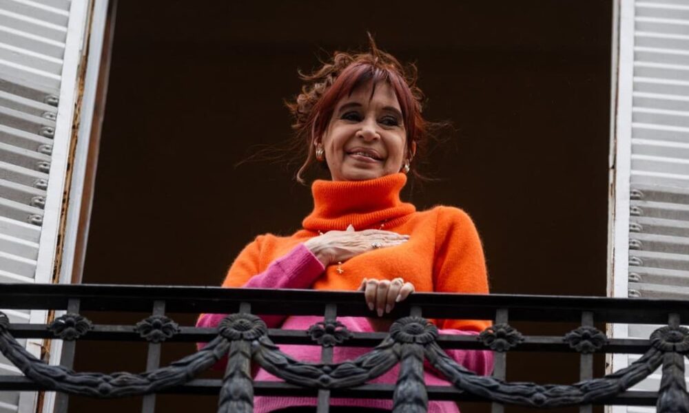 Justiça argentina adverte ex-presidente Kirchner por protestos em sua residência