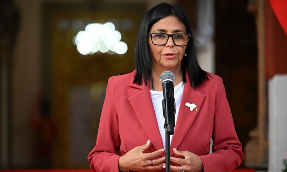 Moradores protestam contra presidente interina da Venezuela em área afetada pelo terremoto