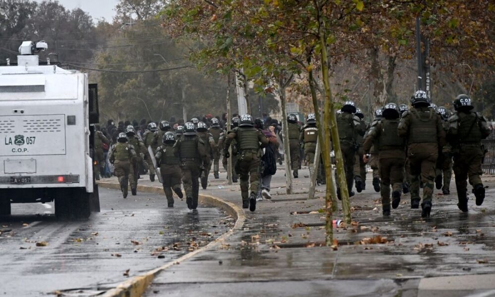 Polícia do Chile enfrenta estudantes em protesto contra presidente