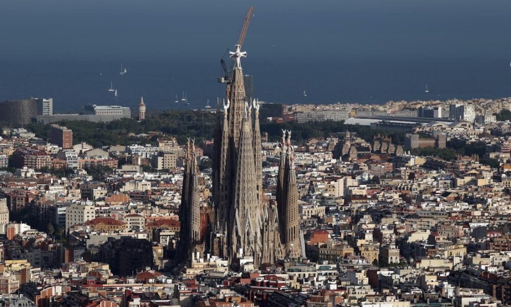 Papa abençoa Sagrada Família em Barcelona, maior igreja do mundo