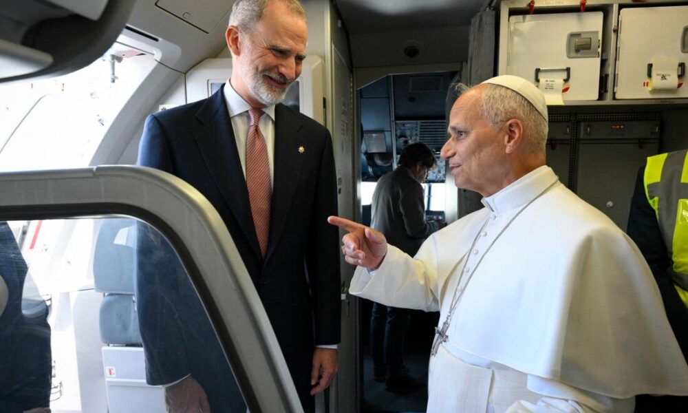 Final conturbado da visita do papa, que retorna a Roma no avião do rei da Espanha