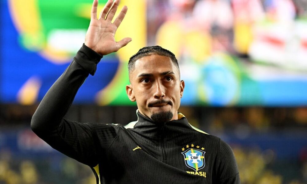 Dublador conta conversa de Raphinha após jogador sair de jogo do Brasil contra Haiti