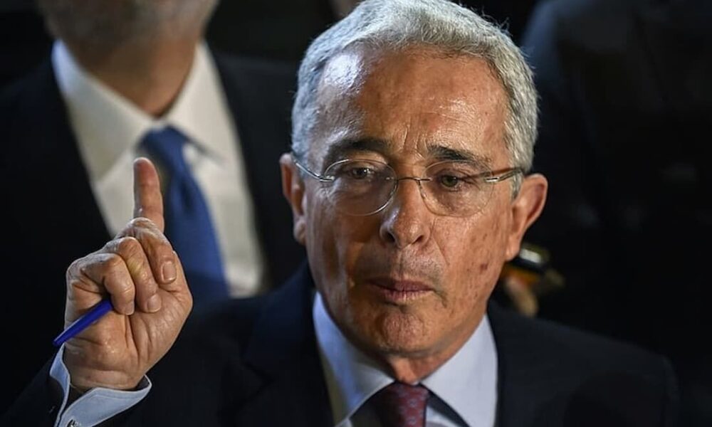 Irmão do ex-presidente colombiano Uribe se entrega após acusação por liderar grupo militar