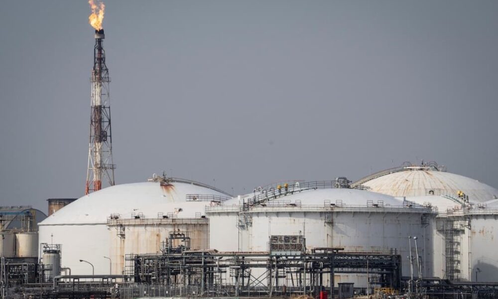 Petróleo sobe forte e alcança maior valor em três semanas por possível bloqueio em Ormuz