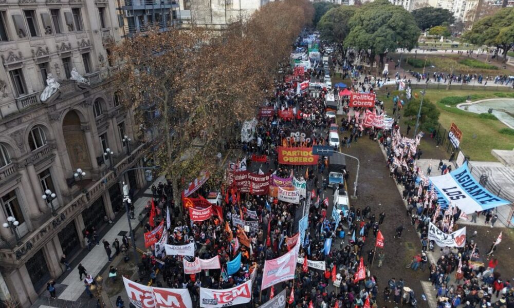 Sindicatos e aposentados protestam contra cortes do governo Milei