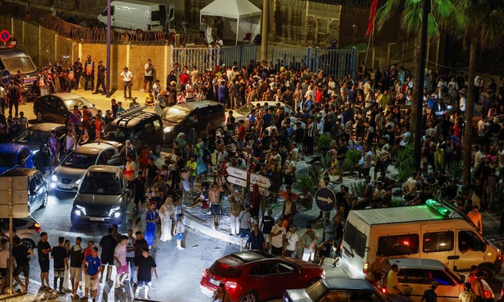Migrantes nadam e chegam em massa a Ceuta; Espanha ativa Exército após mortes - QTU Questões do Universo