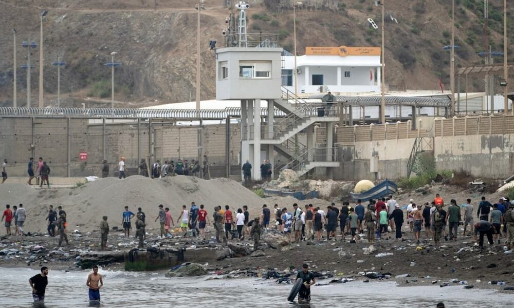 Grande fluxo de migrantes chega a Ceuta - QTU Questões do Universo