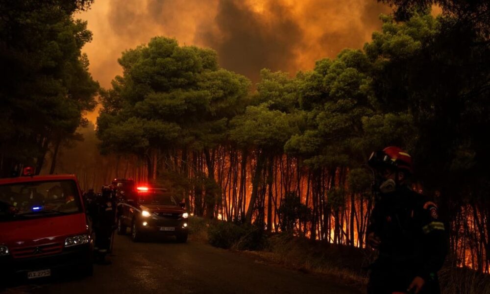 Bombeiros tentam salvar área turística na Grécia - QTU Questões do Universo