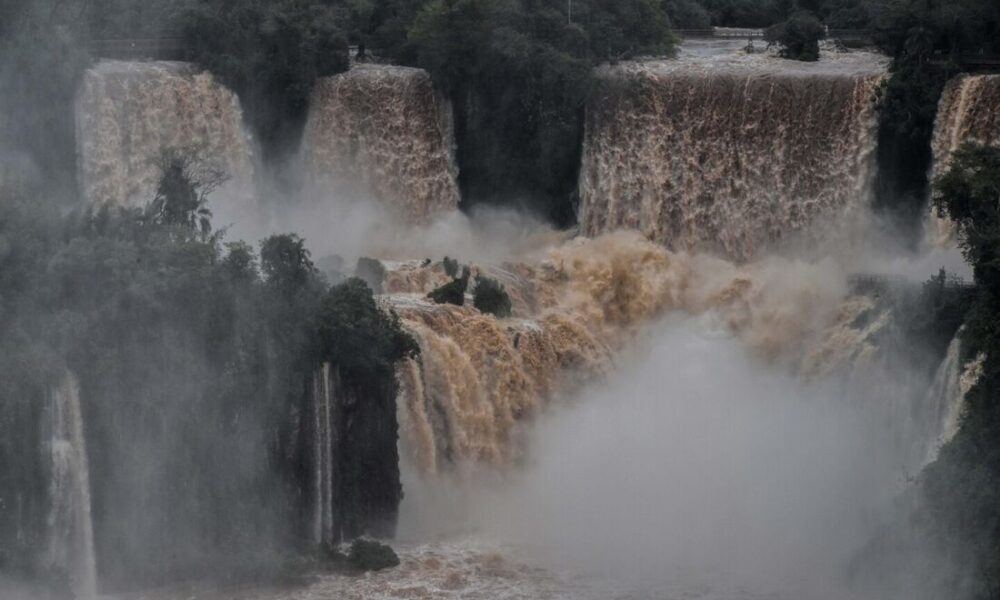 Argentina desmonta passarela da Garganta do Diabo nas Cataratas do Iguaçu por risco de cheias - QTU Questões do Universo