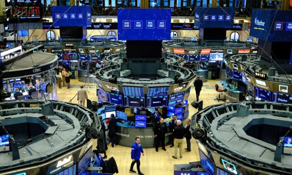 Mercados de NY caem após aviso firme de Warsh sobre inflação - QTU Questões do Universo
