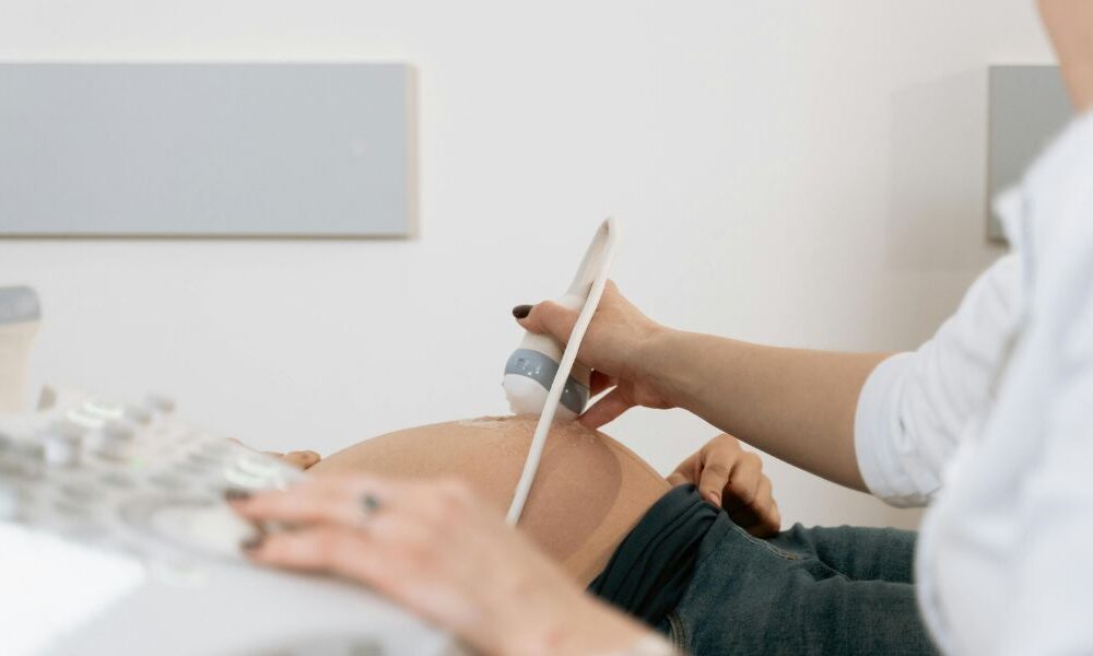 Mulher dá à luz gêmeos de pais diferentes após fertilização in vitro e gravidez natural simultâneas - QTU Questões do Universo