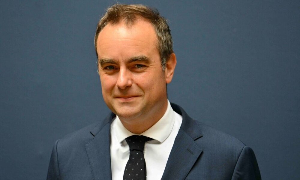 França vai diminuir imposto especial para grandes empresas em 2027