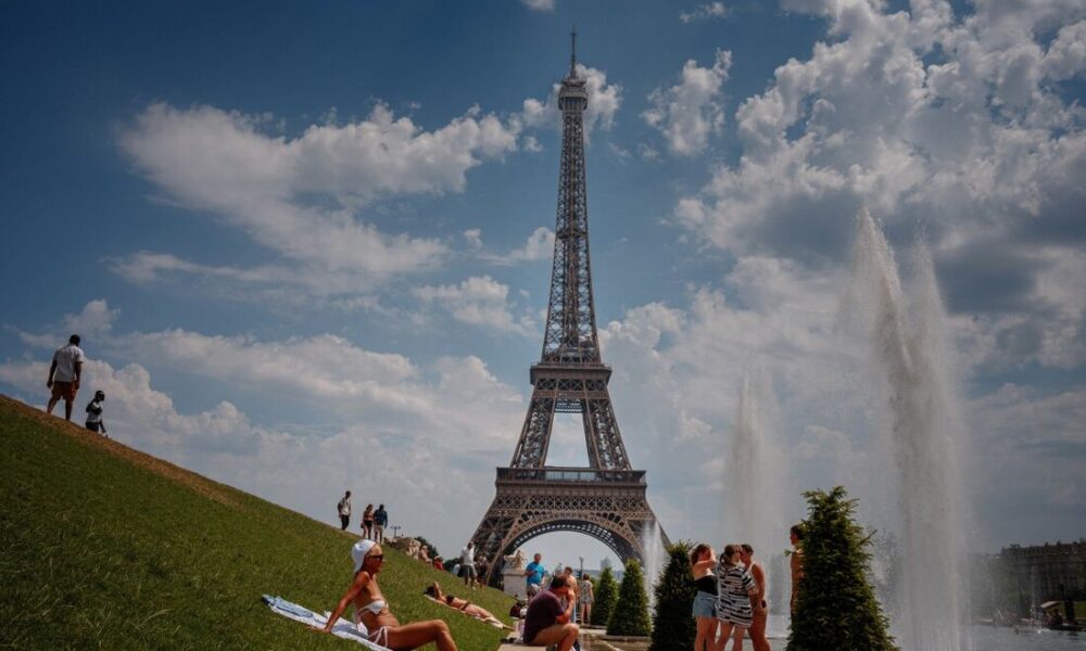 Torre Eiffel reabre após paralisação por discriminação de mulheres trabalhadoras