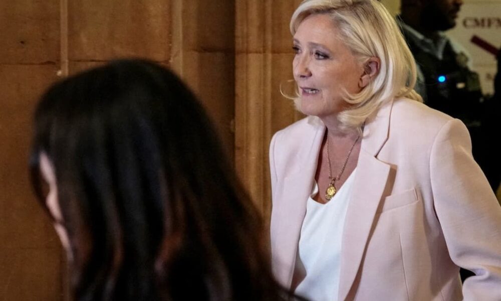 Le Pen ameaça cortar ajuda à Ucrânia e causa revolta na França