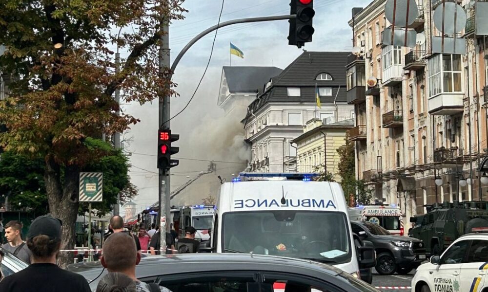 Rússia bombardeia prédio dos serviços de segurança na capital ucraniana