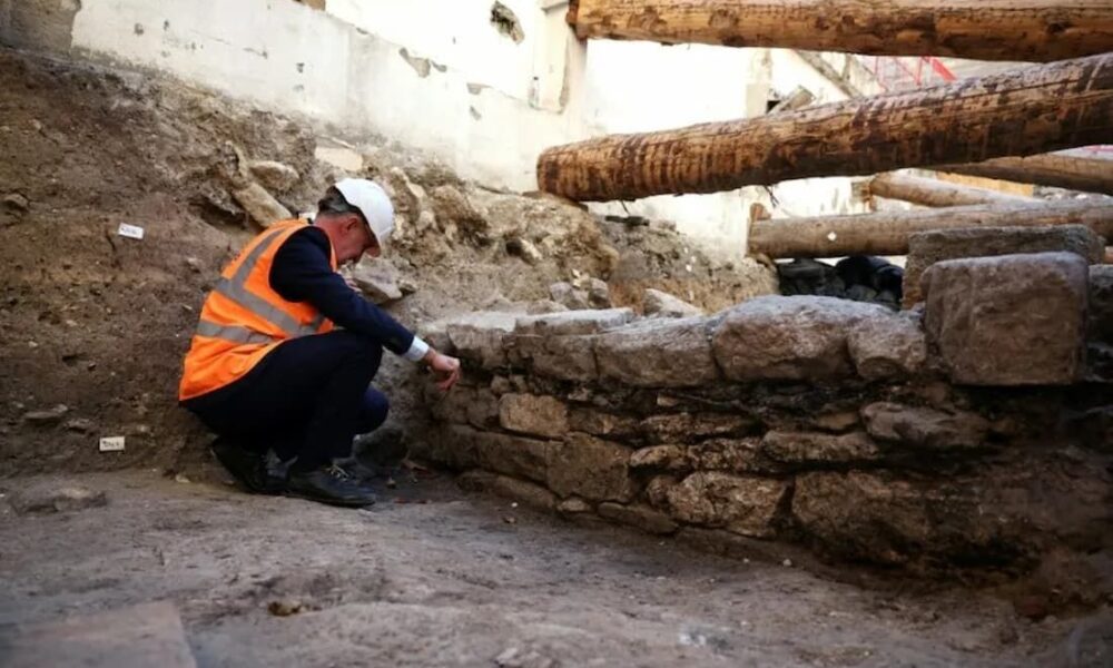 Muralha antiga descoberta em Paris pode revelar origem da cidade