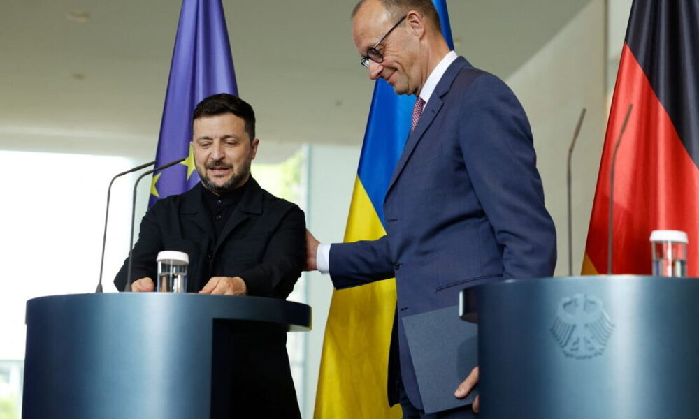 Merz visita Ucrânia e promete ajuda de 1,3 bilhão de euros, pede diálogo com Rússia