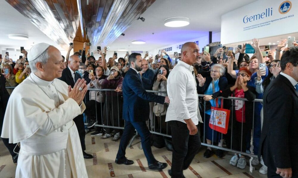 Cirurgia no pulmão do papa é bem-sucedida, diz Vaticano