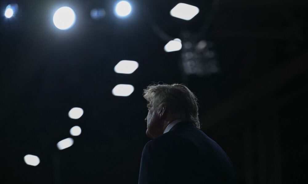 Democratas solicitam investigações especiais sobre Trump e Epstein
