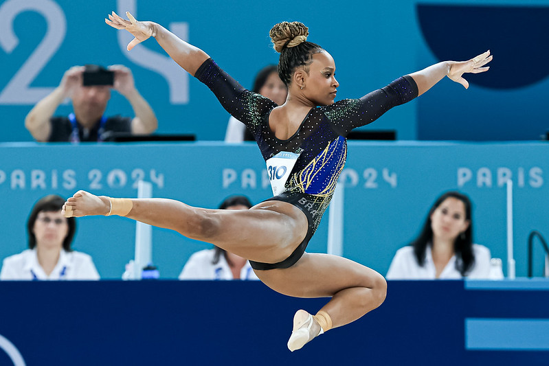 Rebeca Andrade celebra terceiro título mundial no salto com grande alegria
