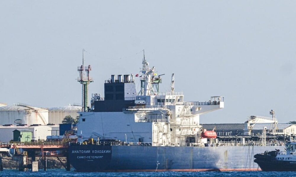 Navio petroleiro com diesel russo segue para Nova York