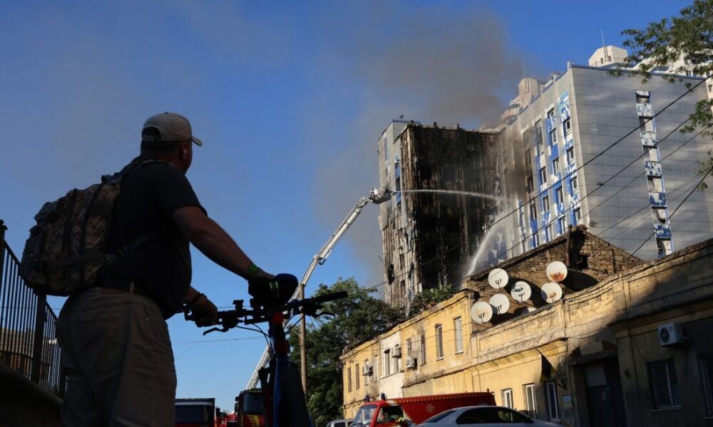Ataque russo fere tripulação de navio mercante em Odessa - Foto