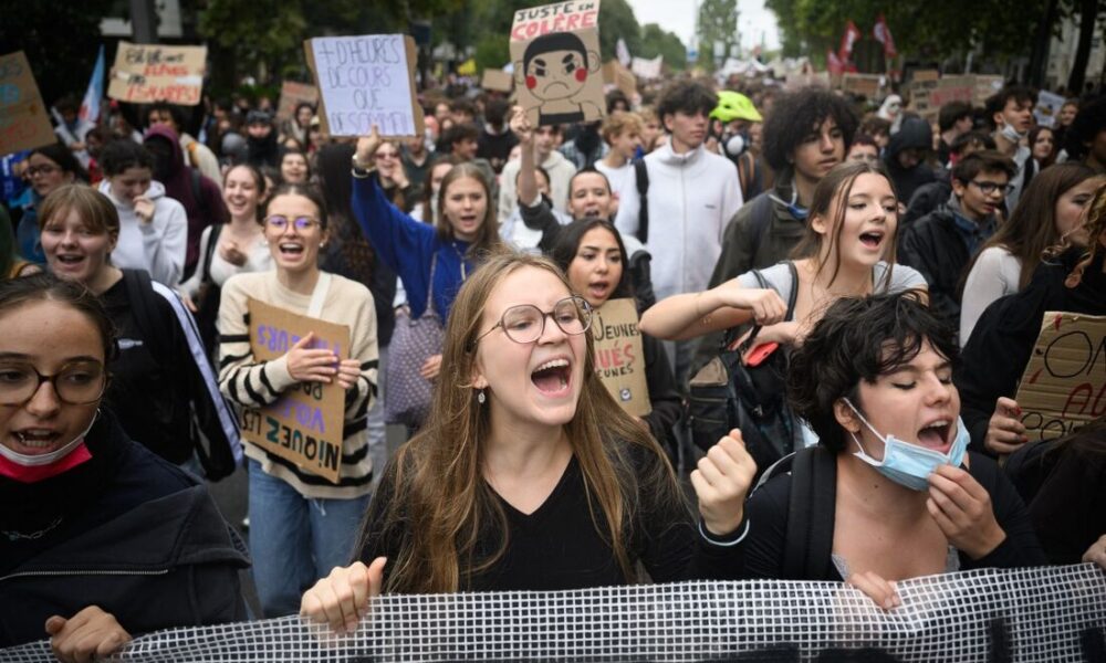 França detém mais de 5 mil jovens em protestos escolares