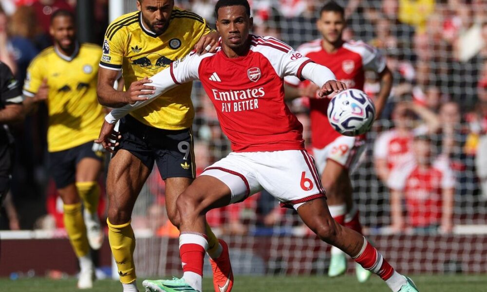 arsenal vira e chelsea aplica goleada no campeonato inglês