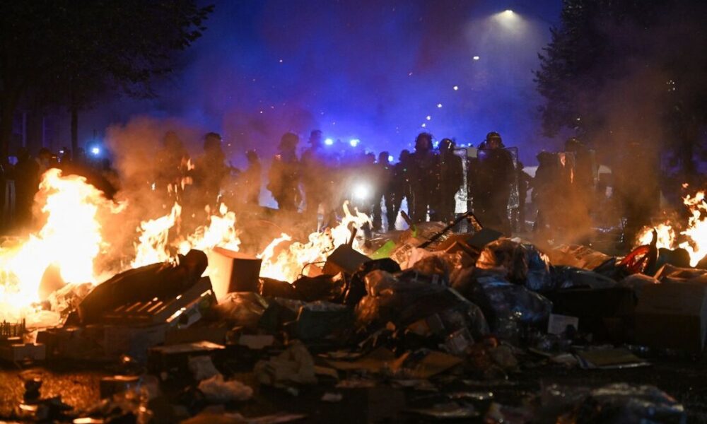 Polícia dispersa protesto em Paris com gás lacrimogêneo