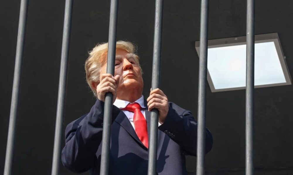 Falso Donald Trump preso em praça de Teerã