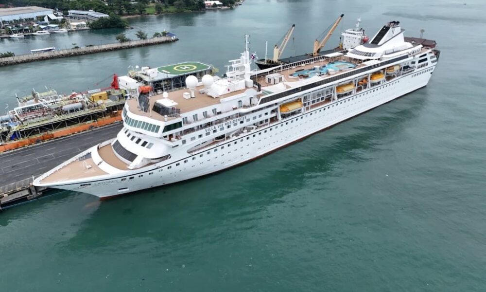 Navio residencial para viagens abandona 200 passageiros no Camboja