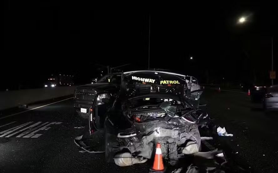 Carro com piloto automático bate em viatura e fere policiais na Califórnia