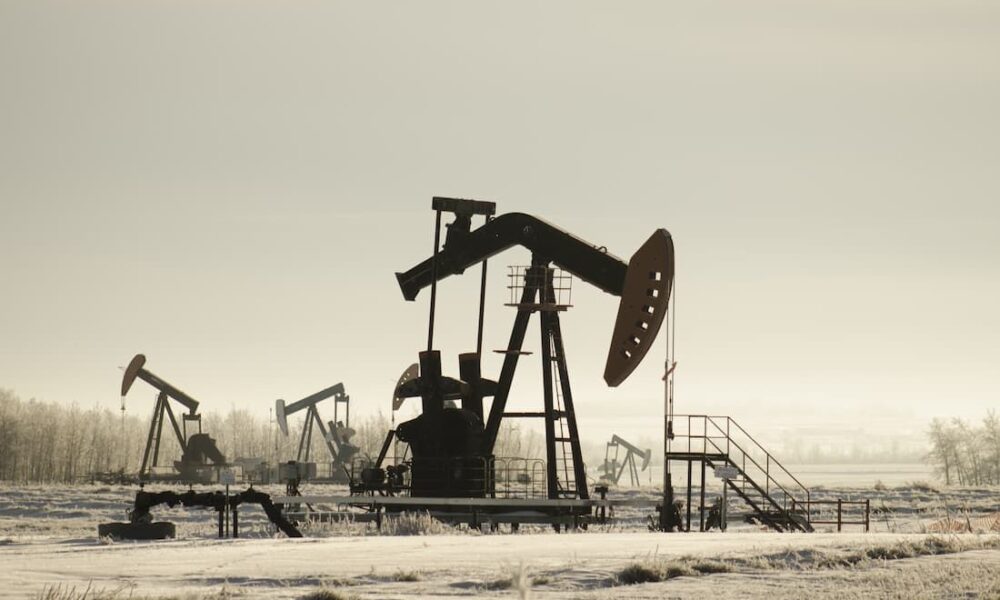 Preço do petróleo Brent deve ficar em torno de US$ 90 até o final do ano com leve queda em 2027