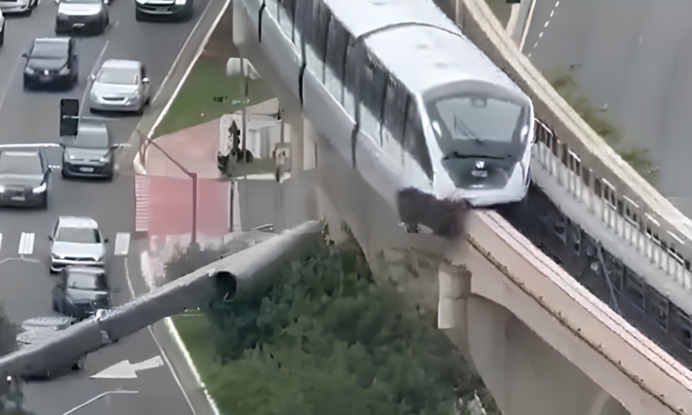 Guindaste cai em trilhos e atinge trem da linha 15-Prata em São Paulo
